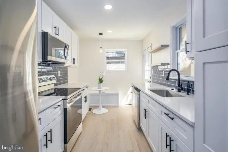 6xx Gerritt St — finished kitchen / breakfast nook.